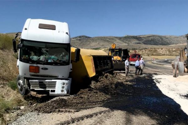 Petrol tankeri devrildi: 1 yaralı
