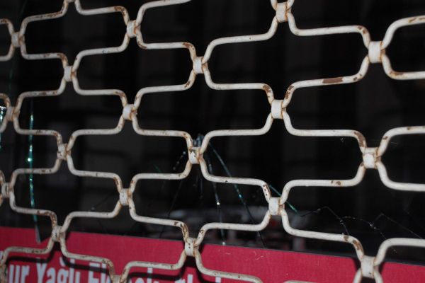 Pide fırınının camları kırıldı