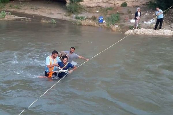 Piknikçiler yükselen çay suyunda mahsur kaldı