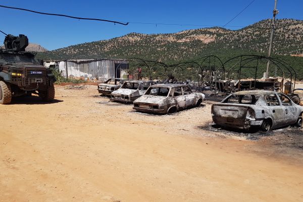 PKK'lıların yaktığı araçlar gündüz böyle görüntülendi