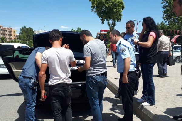 Plakası bulunmayan şüpheli araç polisi harekete geçirdi