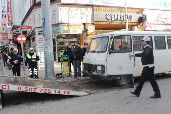 Plakasız minibüs polisi harekete geçirdi