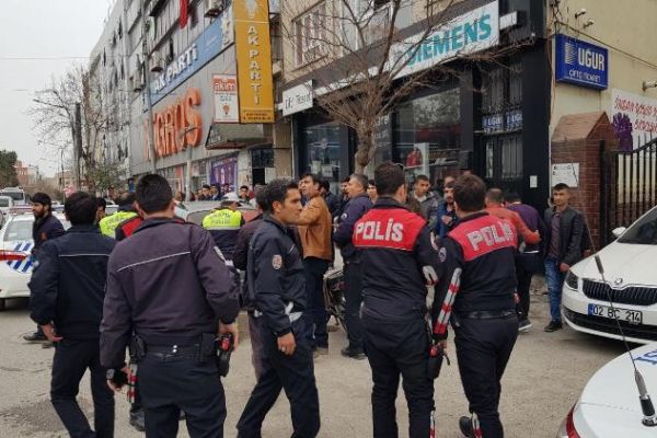Plakasız motosiklet sahibi polisle kavga etti