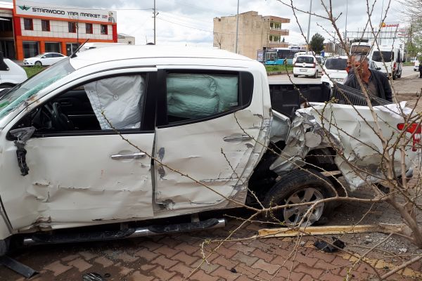 Polis aracı ile minibüs çarpıştı: 2 polis yaralı