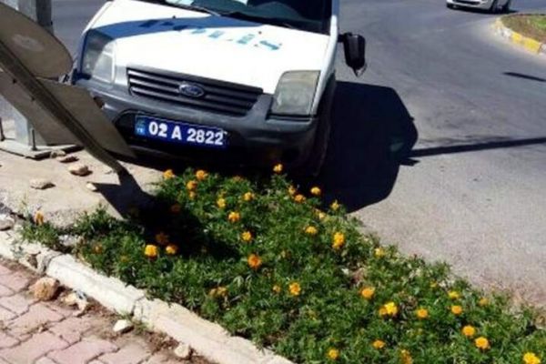 Polis aracı ile otomobil çarpıştı