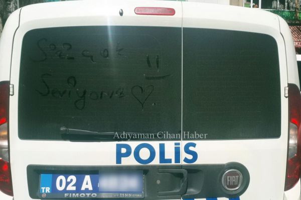Polis aracının üzerine, 'Sizi Çok Seviyoruz' yazısı duygulandırdı