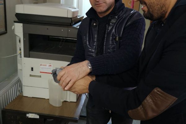 Polis ekipleri bulduğu yaralı güvercini veterinere teslim etti