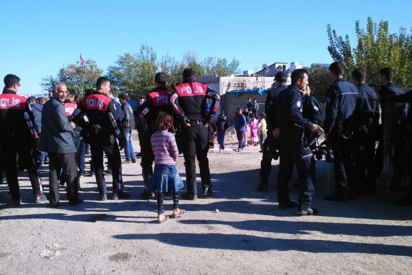 Polis Ekiplerine Sopalı, Taşlı Saldırı