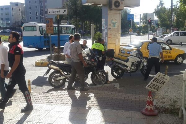 Polis ekipleriyle otomobil sürücüsü arasında tartışma çıktı