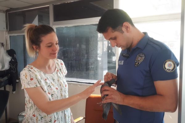 Polis memurları yaralı güvercin için seferber oldu