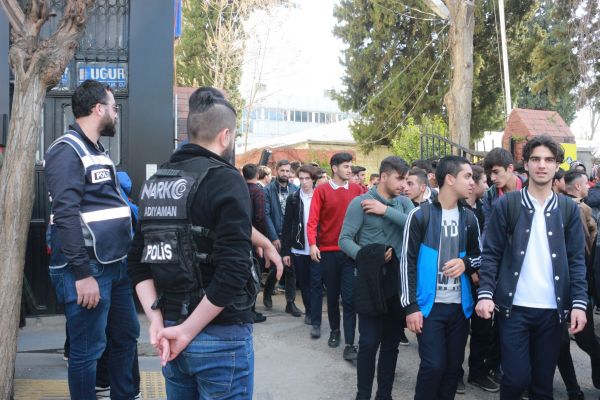Polis okul önlerinde adeta kuş uçurtmuyor