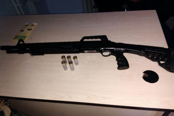 Polis uyuşturucu ve silah ele geçirdi
