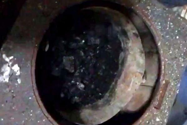 Polis yanan uyuşturucuları sobadan tek tek çıkarttı