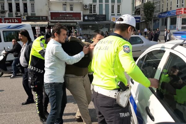 Polise mukavemette bulunduğu iddia edilen 2 kişi gözaltına alındı