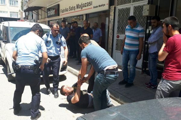 Polise saldırı: 2 yaralı