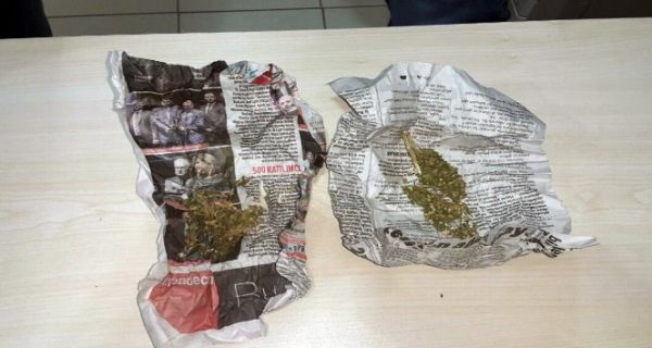 Polisi görünce uyuşturucuyu ateşe attılar