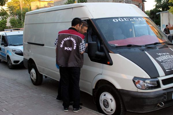 Polisin 'dur' ikazına uymayan araçtan silah, bıçak ve balta çıktı