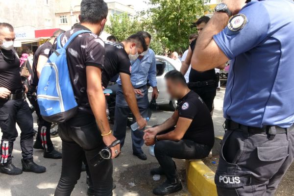 Polisler, kaçan şahısları yakalamak isterken ölümden döndü