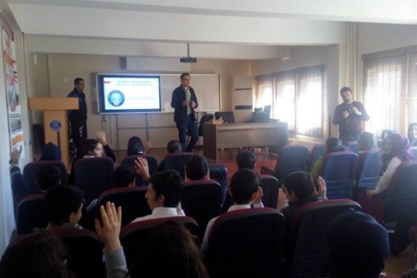 Polisler Öğrencilere Seminer Verdi