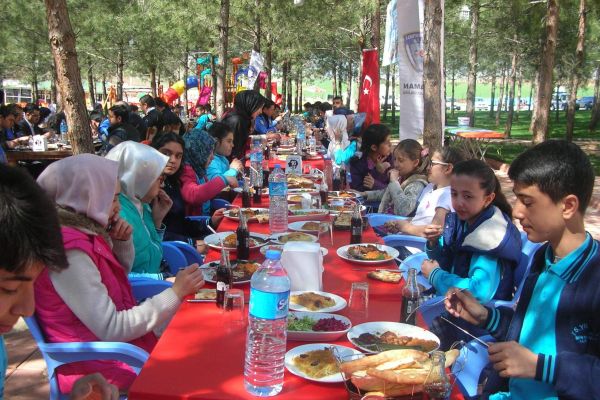 POLİSLER VE ÖĞRENCİLER PİKNİK YAPTI