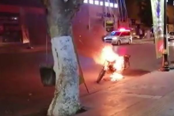 Polislere kızıp motosikletini ateşe verdi