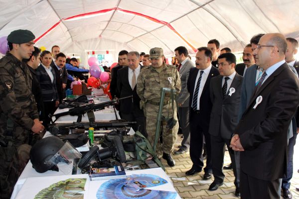POLİSLERİN KULLANDIĞI ARAÇ VE GEREÇLERİN SERGİSİ AÇILDI