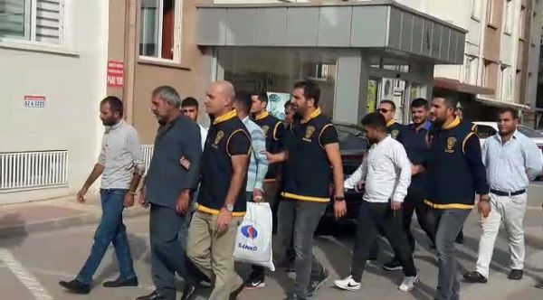 Polislerle çatışmaya giren 22 şahıs adliyeye sevk edildi