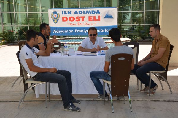 Polisten Yeni Kayıt Yaptıran Öğrencilere Terör Uyarısı