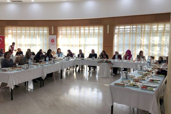 Protokol eşleri sabah kahvaltısında buluştu