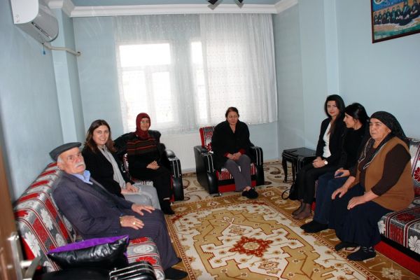 Protokol mensuplarının eşleri şehit ailelerini ziyaret etti