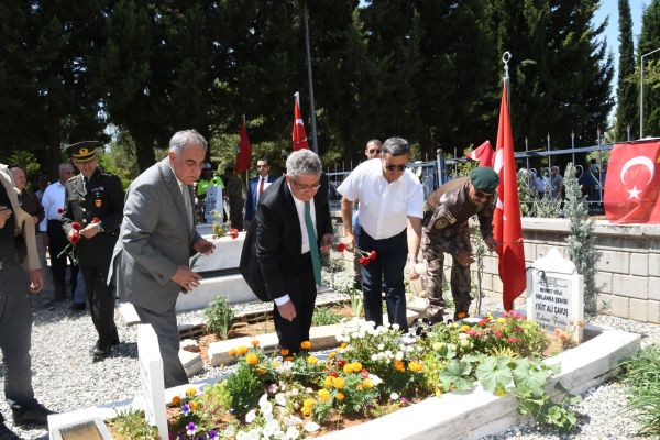 Protokol üyeleri şehitliği ziyaret etti