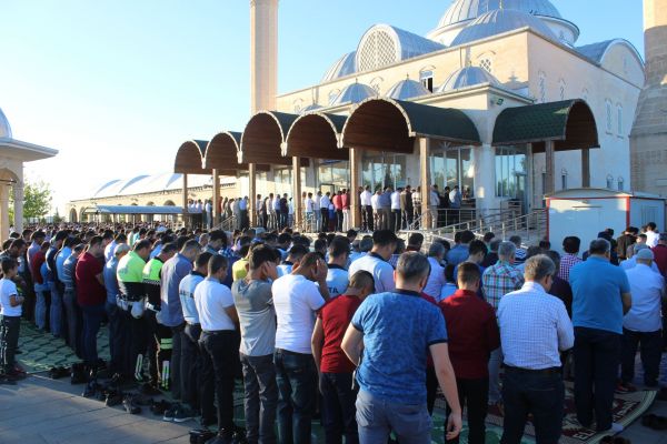 Ramazan Bayramında camiler dolup taştı