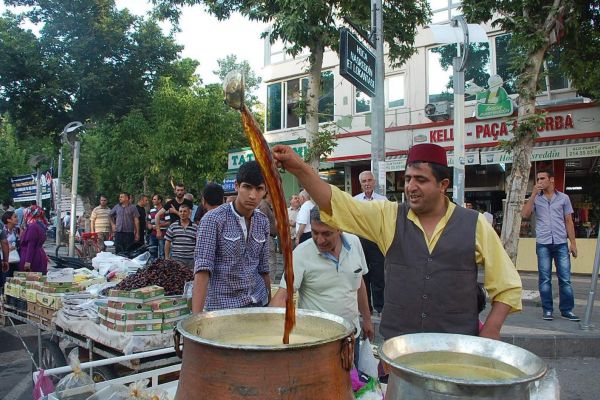 RAMAZAN KENDİNE HAS TATLARI DA BERABERİNDE GETİRDİ