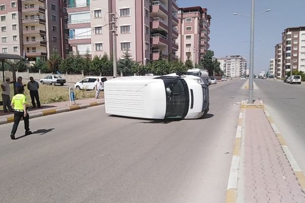 Refüje çarpan minibüs takla attı