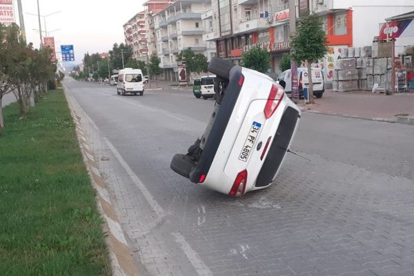 Refüje çarpan otomobil devrildi