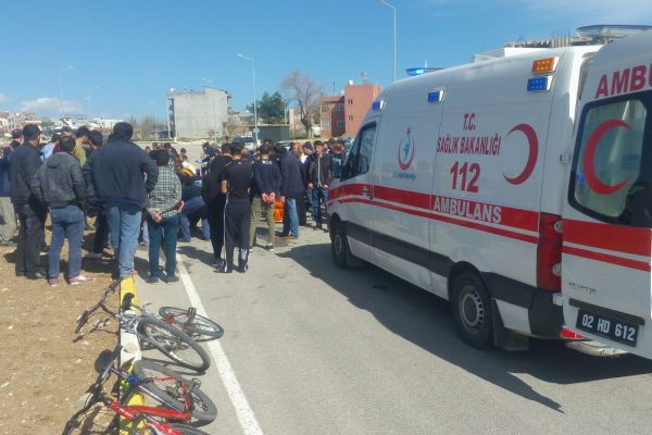 Refüje çarpan otomobil takla attı: 3 yaralı