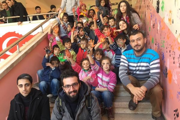 Renkli Fırçalar okulu boyadı