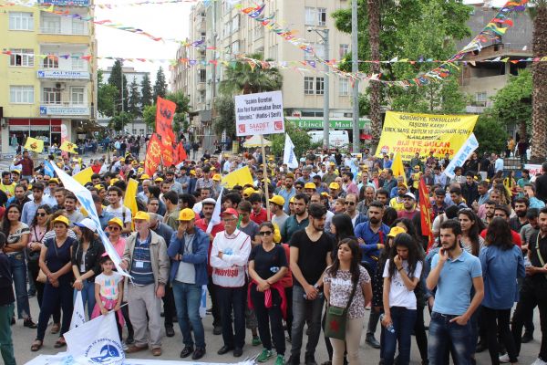 Saadet Partisi'nin dövizi 1 Mayıs kutlamalarına damga vurdu