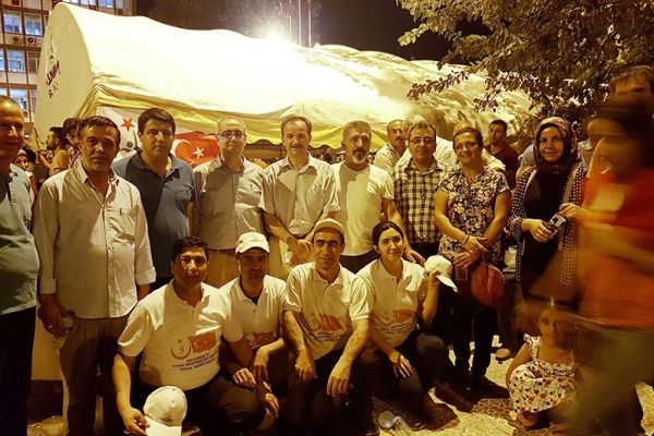 Sağlık çalışanlarından milli irade standı