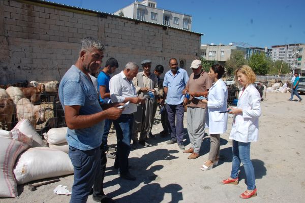 Sağlık ekipleri kurban pazarında uyarılarda bulundu