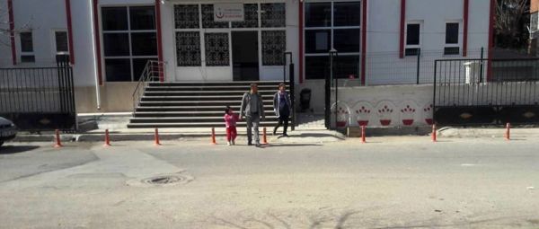 Sağlık Merkezi Kapısı Tehlike Sinyali Veriyor