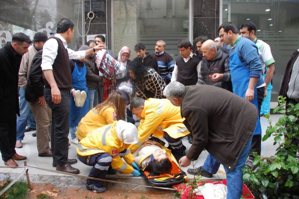 SAĞLIK MERKEZİNİN 3. KATINDAN DÜŞEN KADIN AĞIR YARALANDI