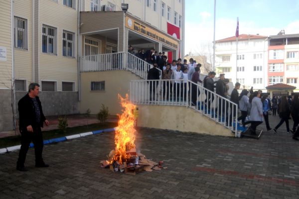 Sağlık Meslek Lisesinde yangın tatbikatı düzenlendi