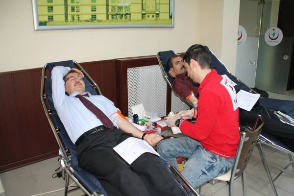 SAĞLIK PERSONELİNDEN KAN BAĞIŞI