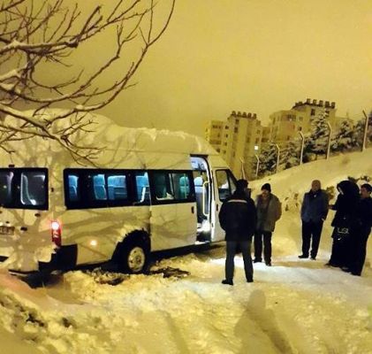 Sağlık Personellerini Taşıyan Minibüs Kara Saplandı
