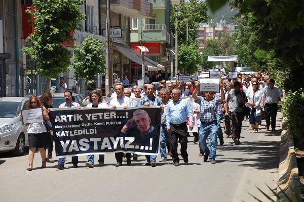 SAĞLIKÇILAR YÜRÜDÜ, “YASTAYIZ, İSYANDAYIZ”