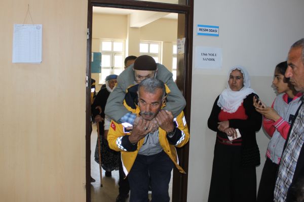 Sağlıkçıların sırtında oy kullandılar