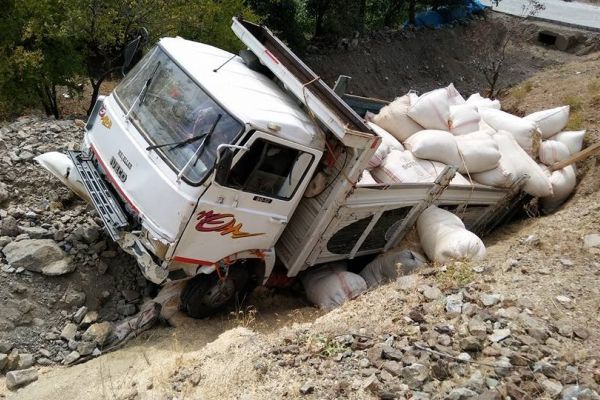 Saman yüklü kamyon takla attı: 1 yaralı