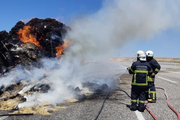 Saman yüklü traktör römorku yanarak kül oldu