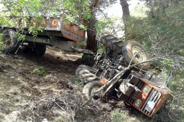 Şarampole uçan traktörden yara almadan kurtuldu